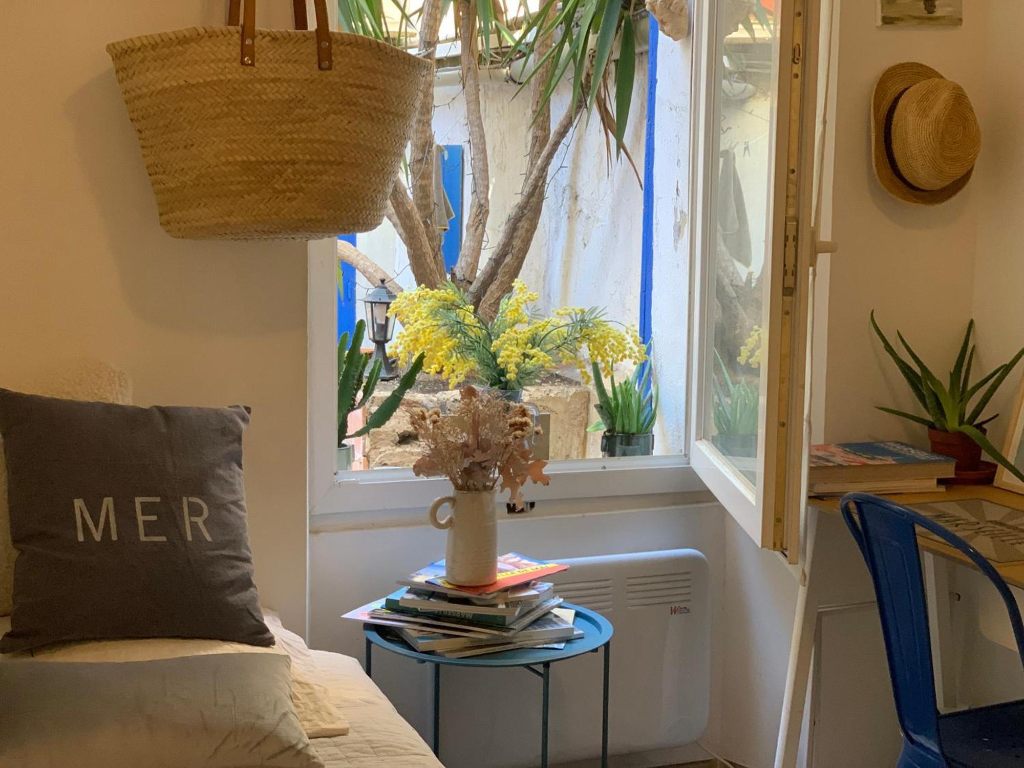 Jolie Studette Avec Patio Style Cabanon *